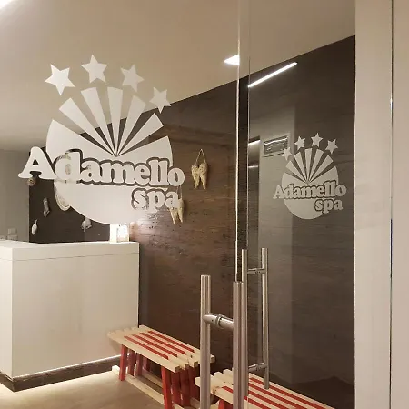 Adamello מלון דירות 4*